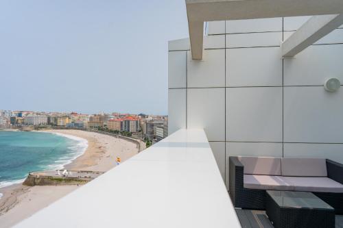 Habitación Doble Deluxe con balcón y vistas al mar del hotel Riazor. Foto 2
