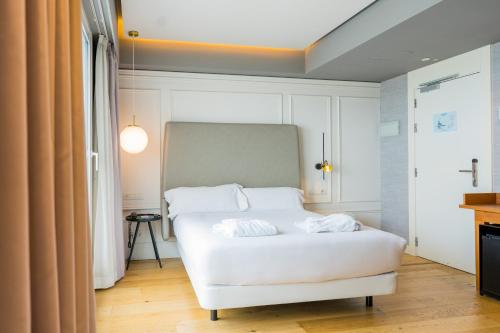 Habitación Doble Deluxe con balcón y vistas al mar del hotel Riazor. Foto 3