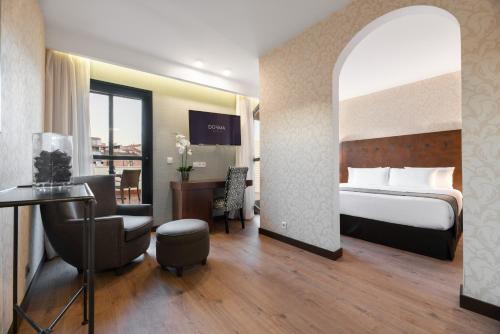 Habitación Premium con Terraza del hotel Exe Agora Caceres. Foto 5