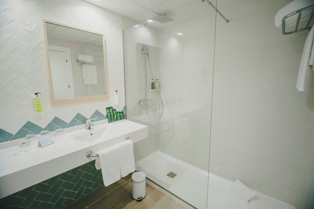 Habitación Triple del hotel Sercotel Carlos Iii. Foto 3