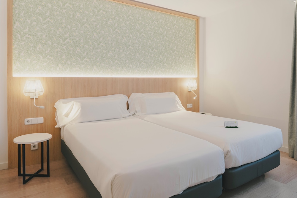 Habitación Triple del hotel Sercotel Carlos Iii. Foto 1