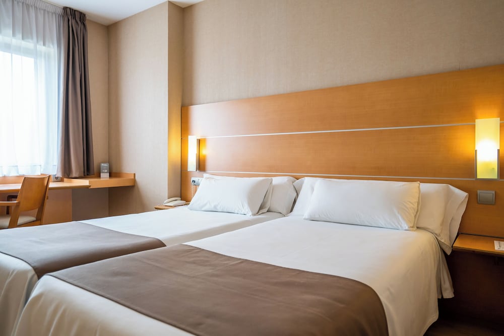 Habitación estándar con 1 cama doble o 2 individuales del hotel Posadas De España Cartagena. Foto 1