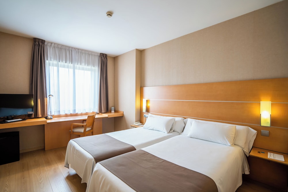 Habitación estándar con 1 cama doble o 2 individuales del hotel Posadas De España Cartagena. Foto 2