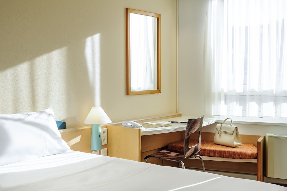 Habitación con 1 cama doble (160 x 190 cm), nuevo concepto Sleep - Easy del hotel Ibis Augsburg Hauptbahnhof. Foto 1