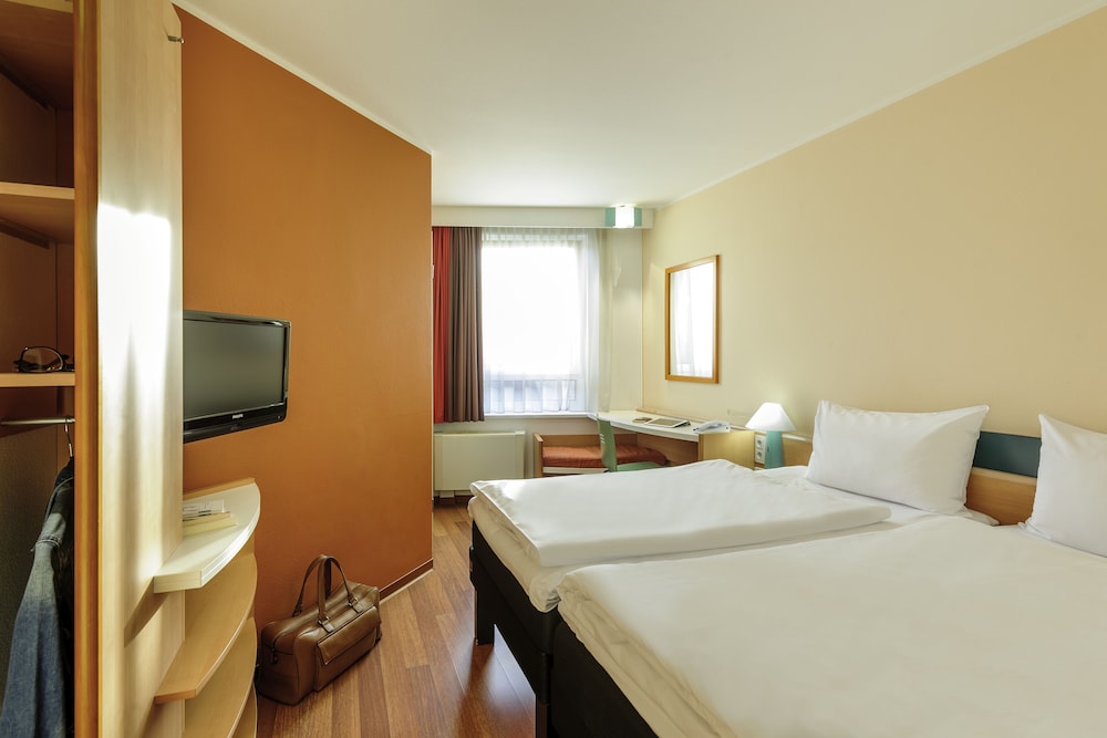Habitación con 1 cama doble (160 x 190 cm), nuevo concepto Sleep - Easy del hotel Ibis Augsburg Hauptbahnhof. Foto 2