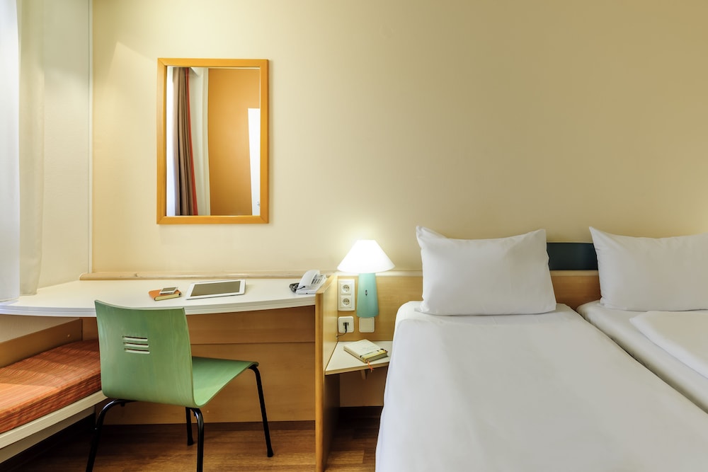 Habitación estándar con dos camas individuales del hotel Ibis Augsburg Hauptbahnhof. Foto 3