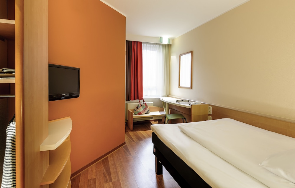 Habitación estándar con dos camas individuales del hotel Ibis Augsburg Hauptbahnhof. Foto 4