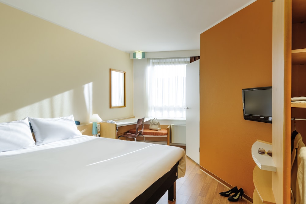 Habitación estándar con dos camas individuales del hotel Ibis Augsburg Hauptbahnhof. Foto 5