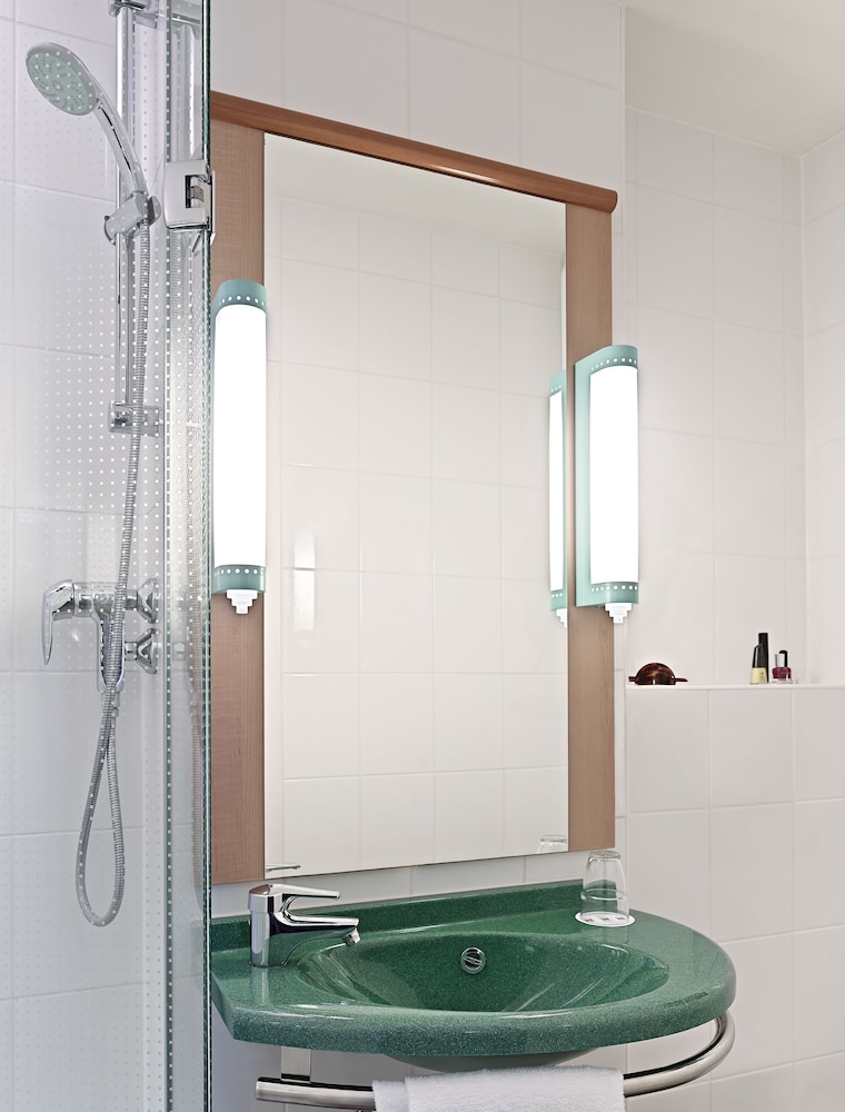 Habitación estándar con dos camas individuales del hotel Ibis Augsburg Hauptbahnhof. Foto 6