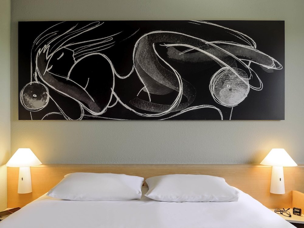Habitación con 1 cama doble (160 x 200 cm), nuevo concepto sleep - easy del hotel Ibis Augsburg Koenigsplatz