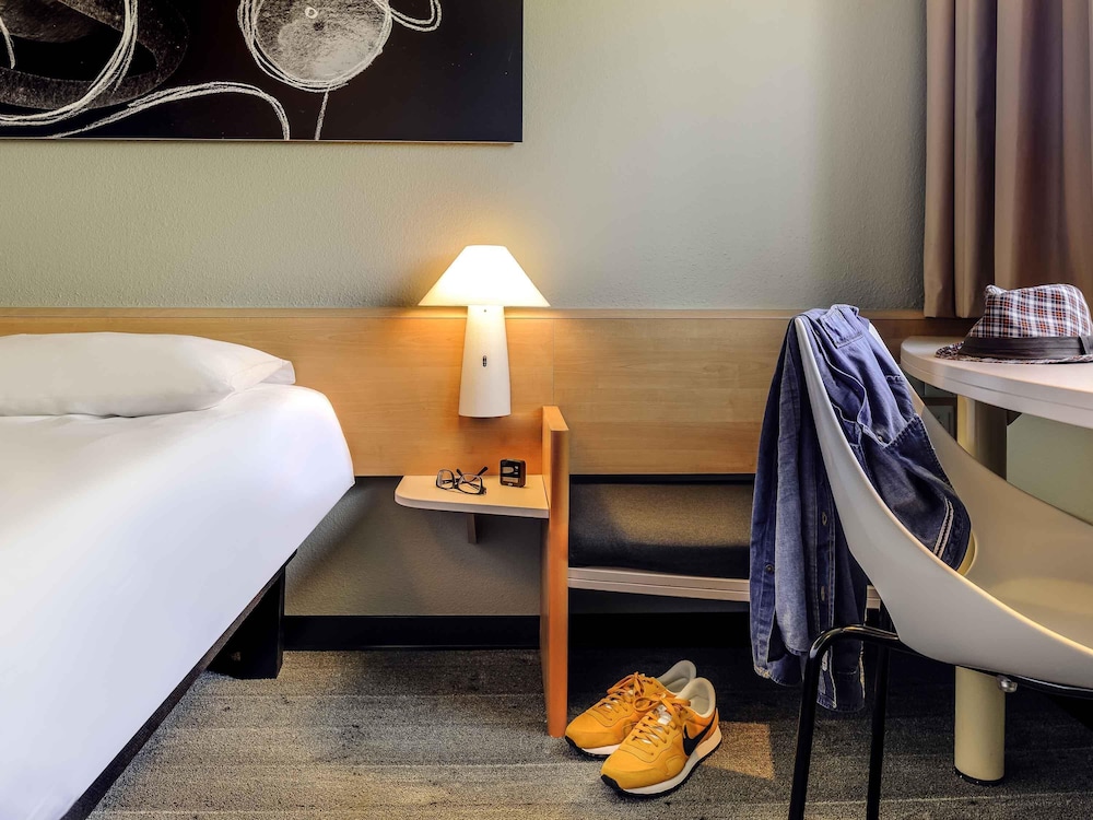 Habitación con 1 cama doble (160 x 200 cm), nuevo concepto sleep - easy del hotel Ibis Augsburg Koenigsplatz. Foto 2