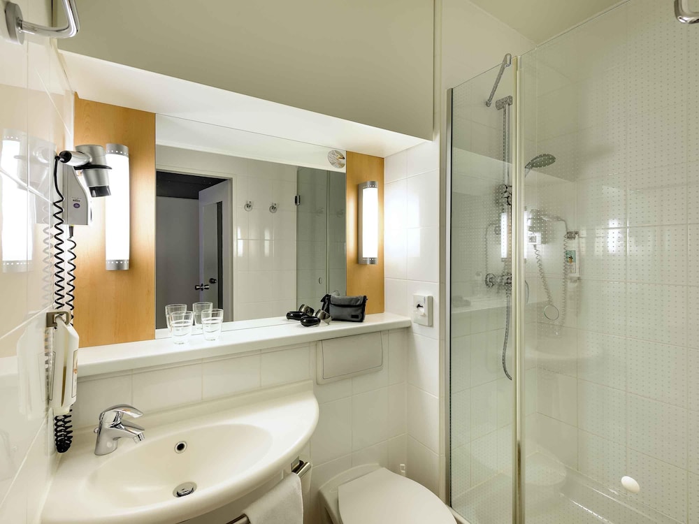 Habitación con camas individuales, nuevo concepto sleep - easy del hotel Ibis Augsburg Koenigsplatz. Foto 2