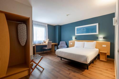 Habitación Doble adaptada para personas con movilidad reducida del hotel Travelodge Alicante Puerto. Foto 1