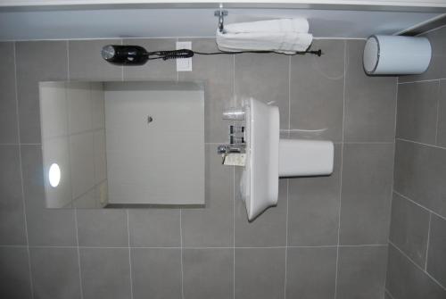 Habitación Triple del hotel Estudiotel Alicante. Foto 12