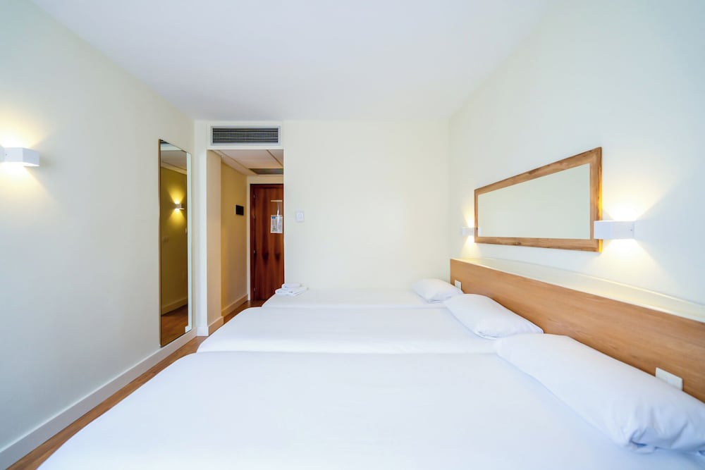 Habitación triple del hotel YIT Ciudad de Elche. Foto 2