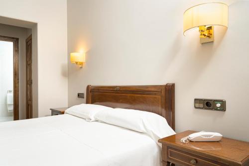 Habitación Doble Estándar - 1 o 2 camas del hotel Hernán Cortés. Foto 11