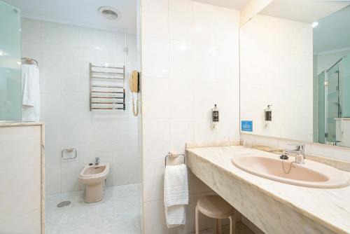 Habitación Doble Estándar - 1 o 2 camas del hotel Hernán Cortés. Foto 12