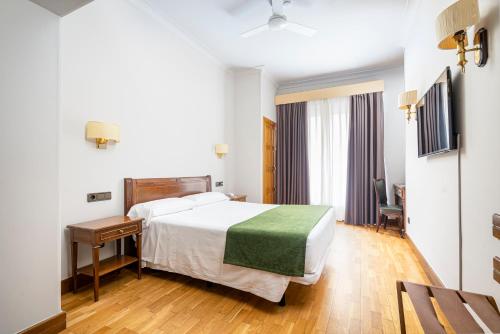 Habitación Doble Estándar - 1 o 2 camas del hotel Hernán Cortés. Foto 13