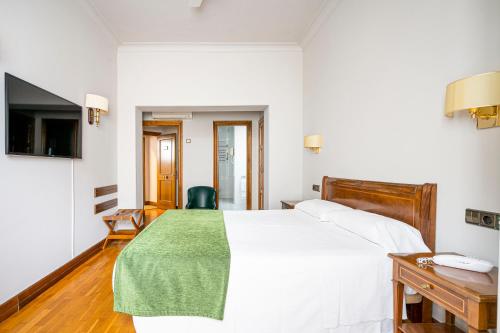 Habitación Doble Estándar - 1 o 2 camas del hotel Hernán Cortés. Foto 14
