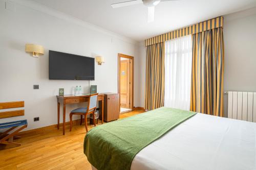 Habitación Triple Premium del hotel Hernán Cortés. Foto 1