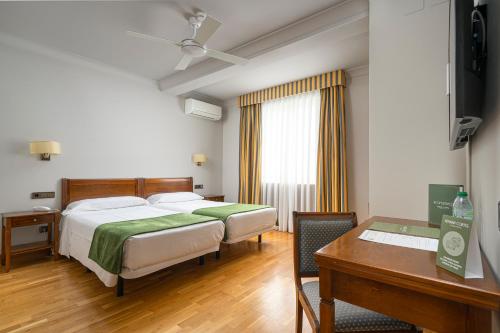 Habitación Triple Premium del hotel Hernán Cortés. Foto 2