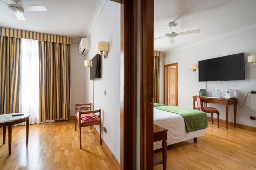 Suite del hotel Hernán Cortés. Foto 10