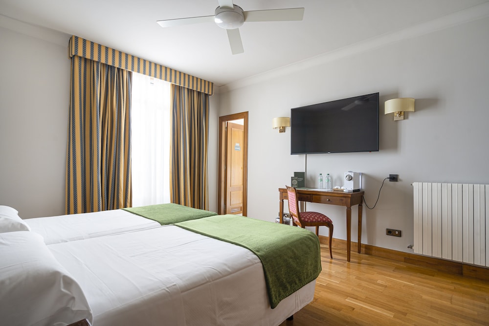 Suite Superior Vista ciudad Familiar Con Vistas Sofá Cama incluido 1 Cama doble del hotel Hernán Cortés. Foto 1