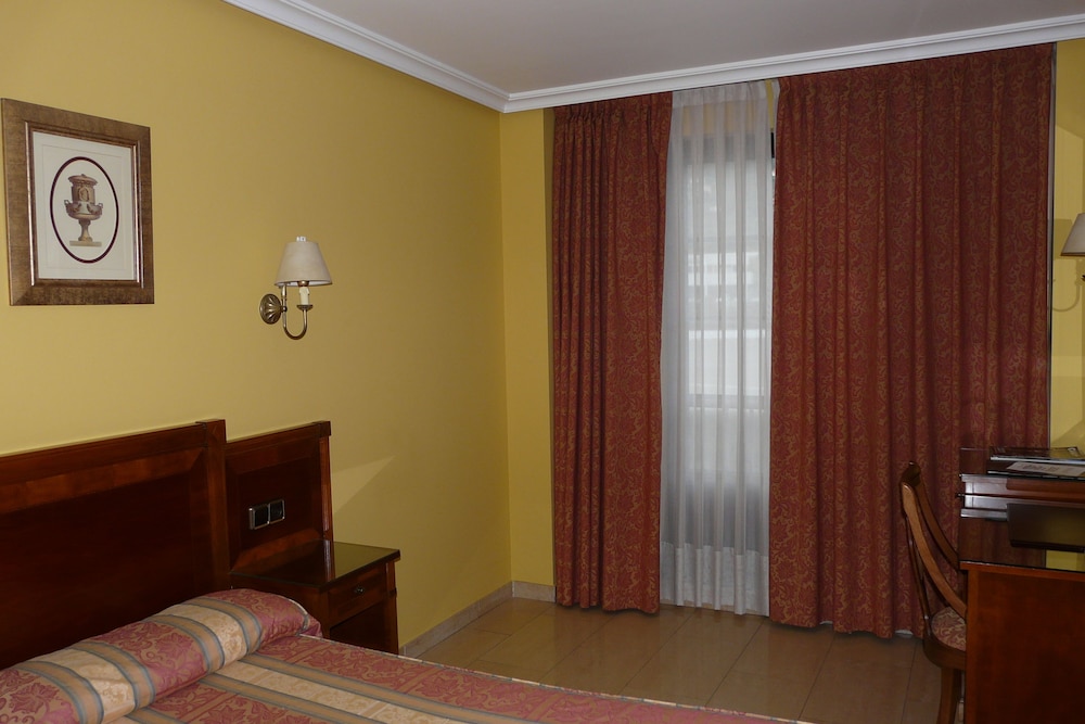 Habitación superior con 2 camas individuales del hotel Idh Angel. Foto 4