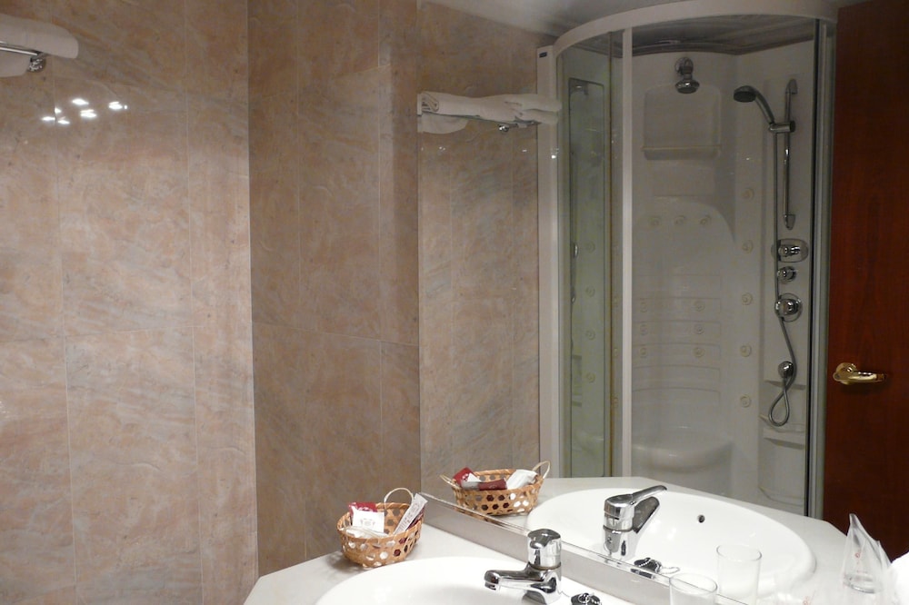 Habitación superior con 2 camas individuales del hotel Idh Angel. Foto 8
