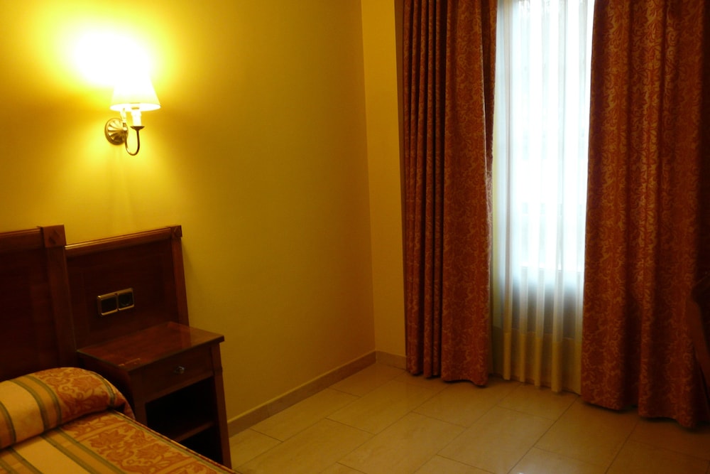 Habitación Triple del hotel Idh Angel. Foto 4