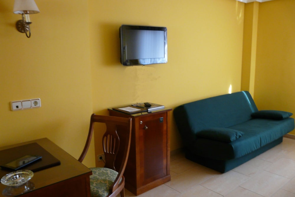 Habitación Triple del hotel Idh Angel. Foto 7