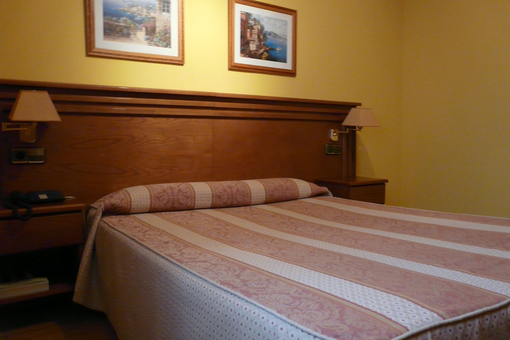 Habitación Confort, 1 cama de matrimonio del hotel Idh Angel. Foto 1