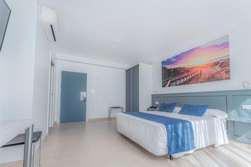 Habitación con cama grande del hotel Hospedium Abril