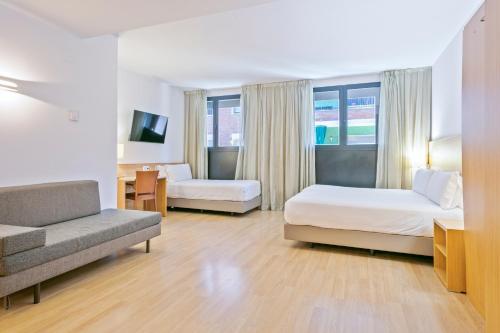 Habitación cuádruple del hotel Acta Azul
