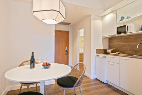 Apartamento Con Cocina 1 habitación 3 camas individuales 2 sofás camas del hotel Acta Azul. Foto 1