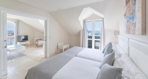 Habitación Doble Deluxe con cama supletoria del hotel Gran Suances. Foto 8