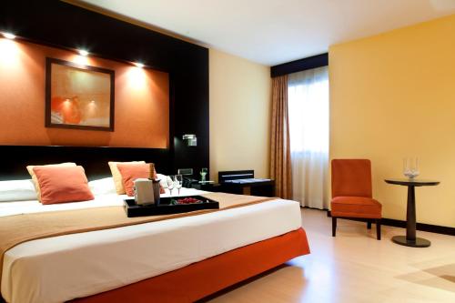 Habitación Triple Estándar del hotel Intelier Rosa. Foto 1
