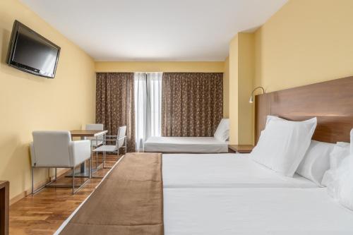 Habitación Triple del hotel Exe Doña Carlota. Foto 4