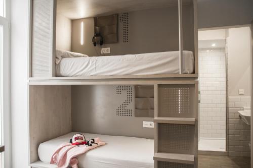 Cama en habitación compartida mixta con 6 camas y baño privado del hotel Room00 Salvador. Foto 4