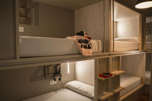 Cama en habitación compartida mixta de 8 camas con baño privado del hotel Room00 Salvador
