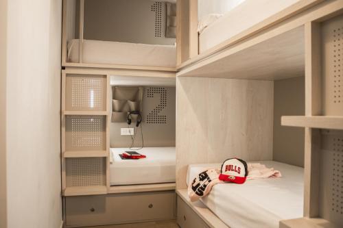 Cama en habitación compartida femenina de 4 camas con baño privado del hotel Room00 Salvador
