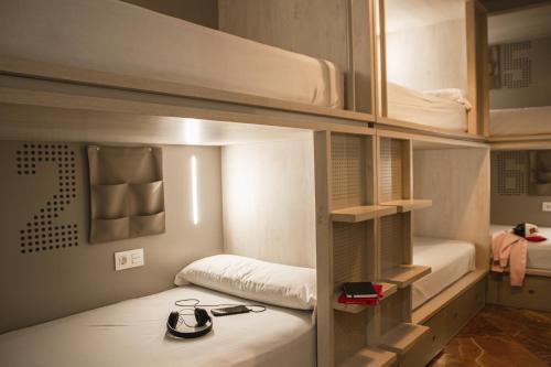 Cama en habitación compartida mixta de 8 camas con baño privado del hotel Room00 Salvador. Foto 1