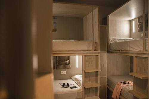 Cama en habitación compartida mixta de 8 camas con baño privado del hotel Room00 Salvador. Foto 2