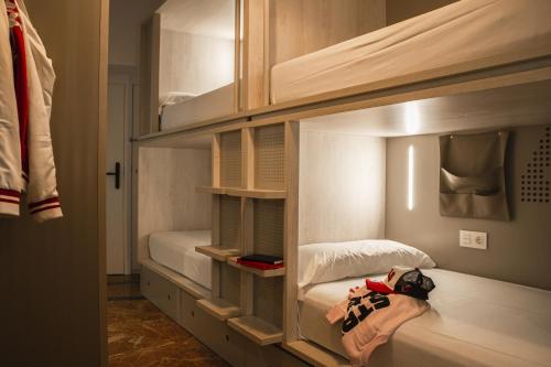 Cama en habitación compartida mixta de 8 camas con baño privado del hotel Room00 Salvador. Foto 3