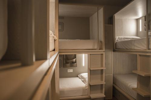 Cama en habitación compartida mixta de 8 camas con baño privado del hotel Room00 Salvador. Foto 4