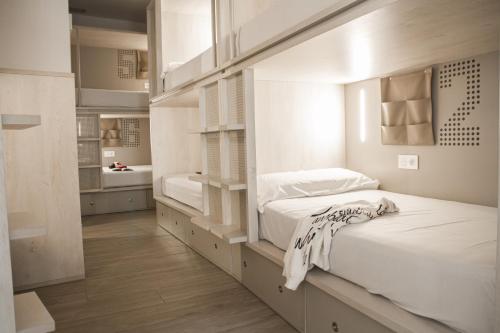 Cama en habitación compartida mixta de 8 camas con baño privado del hotel Room00 Salvador. Foto 5