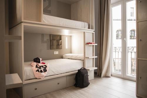 Cama en habitación compartida mixta con 4 camas y baño privado del hotel Room00 Salvador. Foto 2