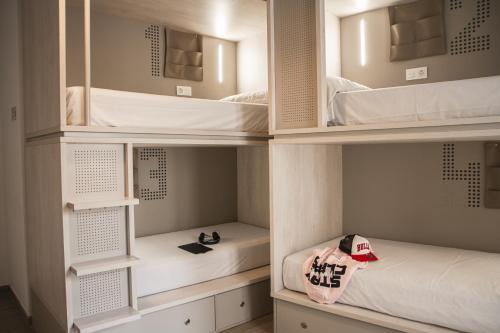 Cama en habitación compartida mixta con 4 camas y baño privado del hotel Room00 Salvador. Foto 3