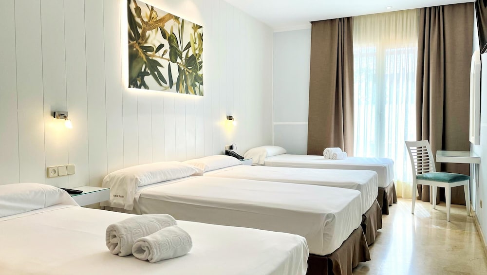 Habitación cuádruple familiar, varias camas, no fumadores del hotel Oasis Cordoba