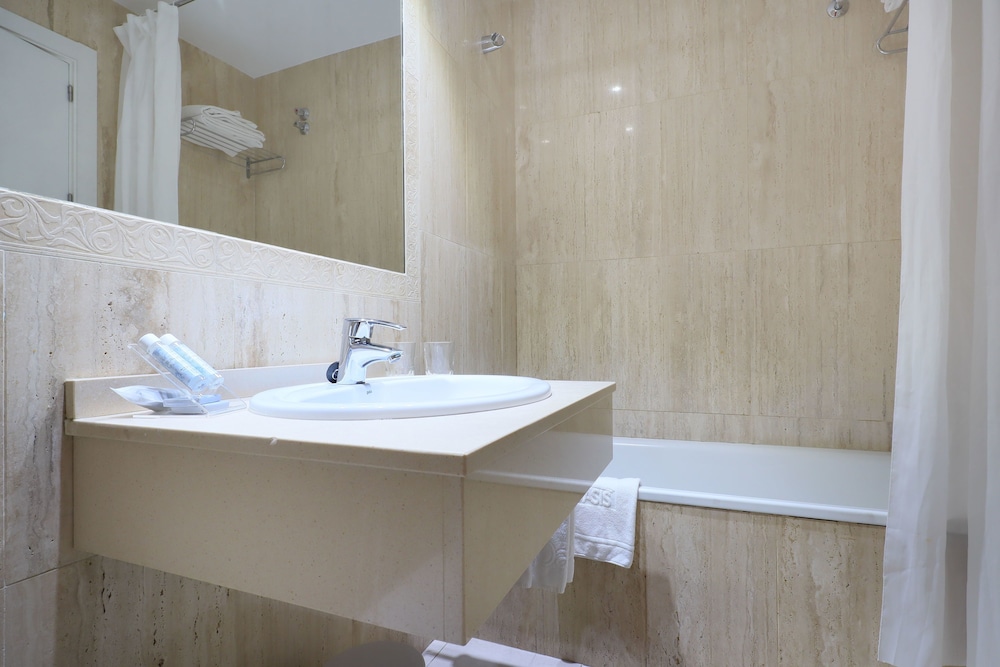 Habitación cuádruple familiar, varias camas, no fumadores del hotel Oasis Cordoba. Foto 3